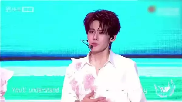 张真源靠彭昱畅怀中开唱，密室结伴壮胆一唱一和