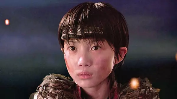 女孩的脑袋竟然从头上掉了下来