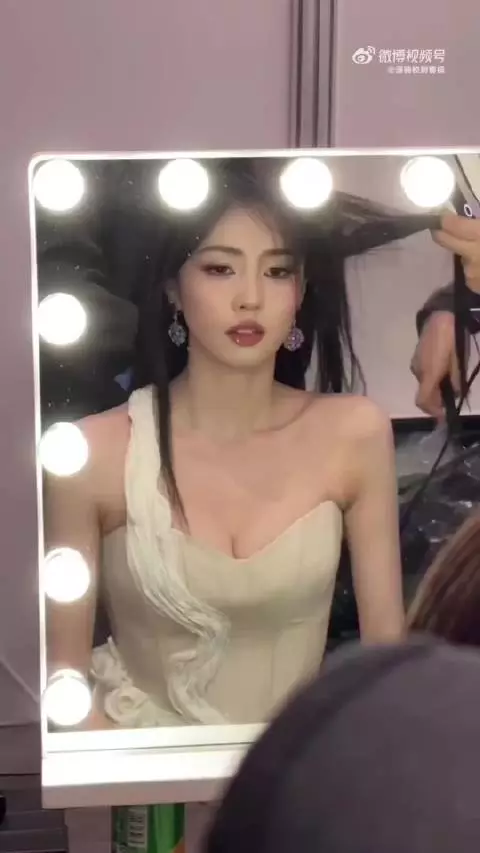 人家过生日就别针对她了 明天中秋节有芭莎红毯，期待演员白鹿闪耀芭莎之夜