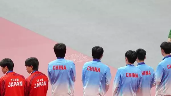 走下领奖台一切重新开始，好好调整接下来的比赛继续加油 （cr.水印）