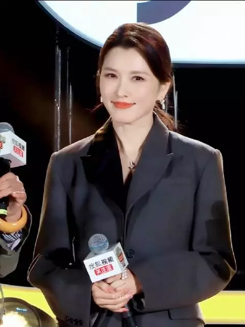 冒着被开除的风险也要跟她地下恋