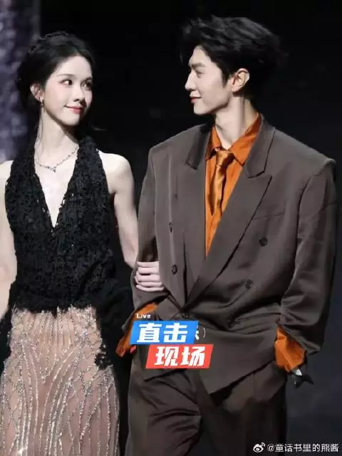 陈都灵陈哲远挽手走红毯，谁懂两人相视一笑这幕，男帅女美好养眼