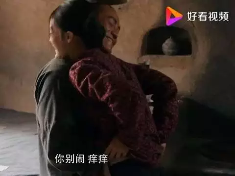 小娥询问黑娃祠堂的事，黑娃却挠她痒痒