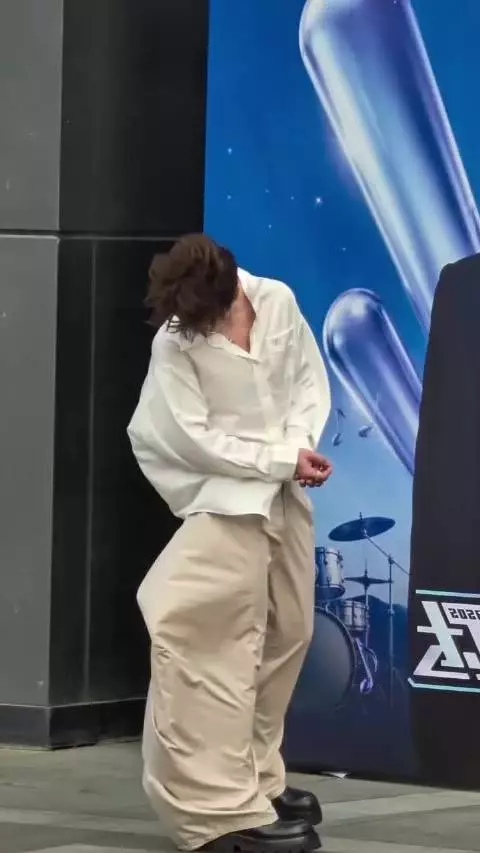 王栎鑫白衬衫被风吹出腹肌线条