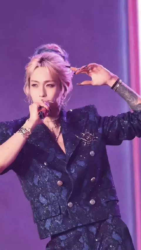 所有人感受这个魅魔抖落衣服里彩带这段