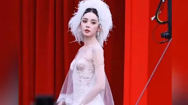 真堪称美神降临啊，古力娜扎头顶羽毛亮相芭莎之夜红毯，看一眼就难以忘怀！