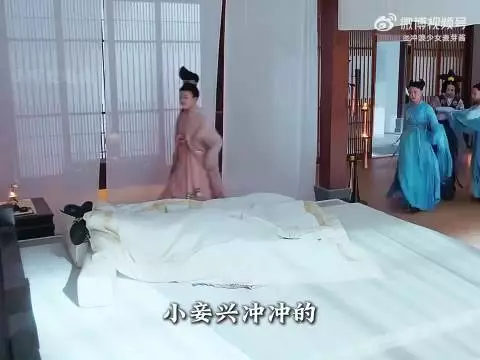 小妾兴冲冲的跑到正妻房里去抓人 岂料却将自己暴漏