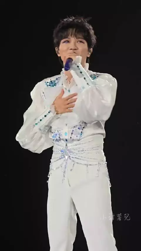 周深鸟巢演唱会升降台突降，临场大鹏展翅稳唱化解险情