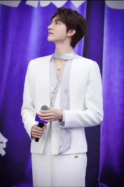 现场真的人山人海，来感受下林一这爆棚的线下人气，场面特别热闹