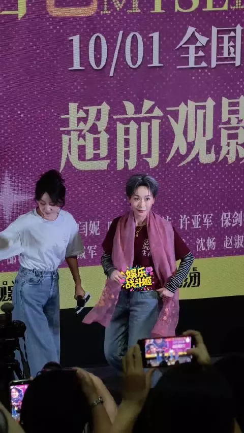 叶童披丝巾走秀太有范了 T台女王电影活色生香