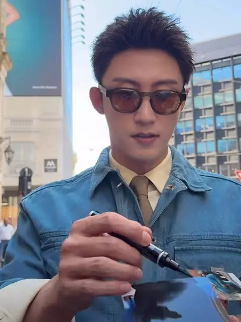 黄景瑜米兰给粉丝签名还一直和粉丝说“谢谢”