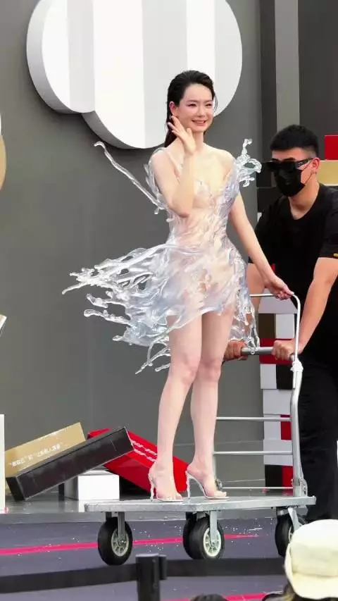 戚薇这也太大胆了吧 内娱最敢穿的女星