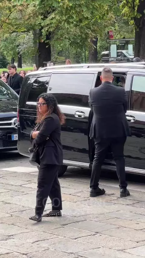 黄景瑜米兰时装周路透，蓝色牛仔服叠穿衬衫领带