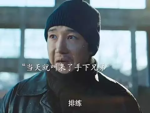 嚣张的劫匪直接持枪抢金店！
