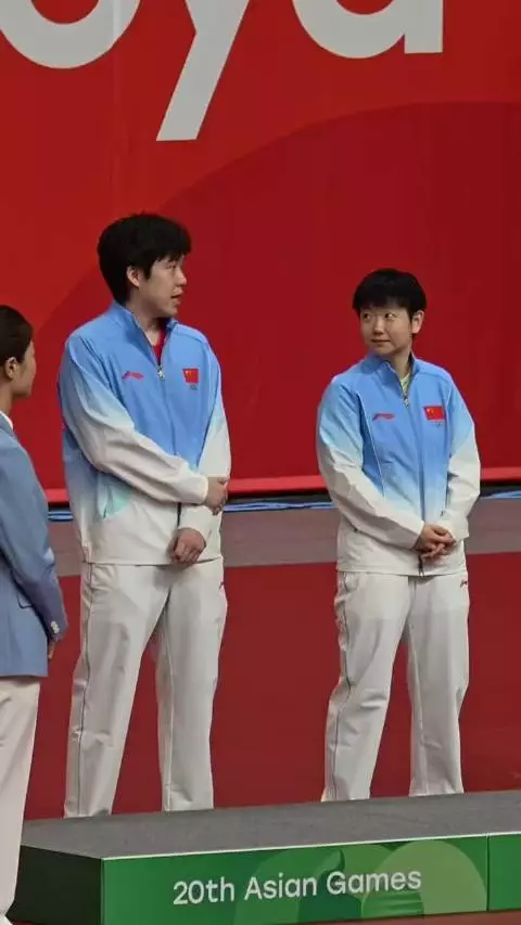莎莎好可爱的小表情,又在蛐蛐谁呢