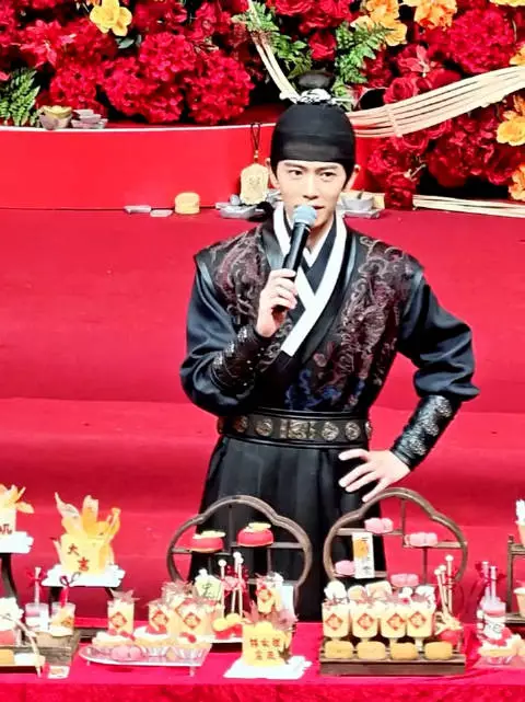 任嘉伦就这么轻描淡写的从口里说出了“今年六月份的时候做了肠胃镜手术”