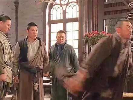 甄子丹化身叶问，以筋骨为笔、气韵为墨，挥洒出咏春宗师的魂与脊梁
