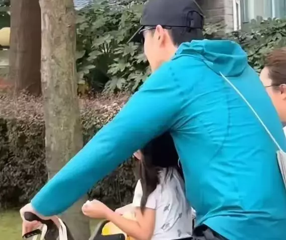 胡歌骑车带娃被偶遇，全程用手护住女儿正脸，这细节谁看了不服？
