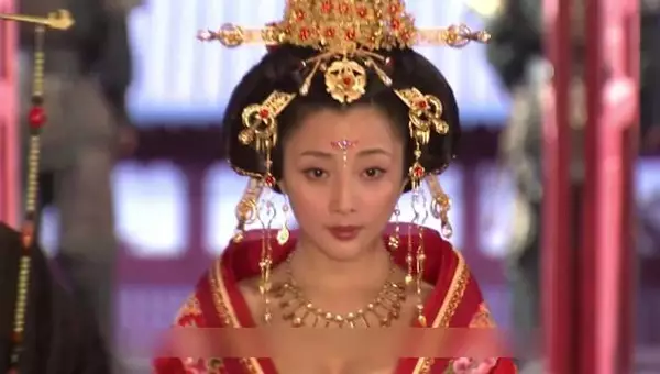 “皇帝看上了儿媳妇，假扮乐师接触儿媳，婆婆知道后怒罚儿媳！”