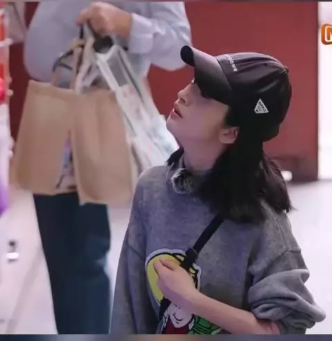 林依晨买东西不执着于讲价，她真的很有智慧很有魅力！