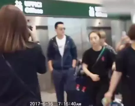 胡歌黄曦宁还没在一起的时候， 当时黄曦宁还是助理…