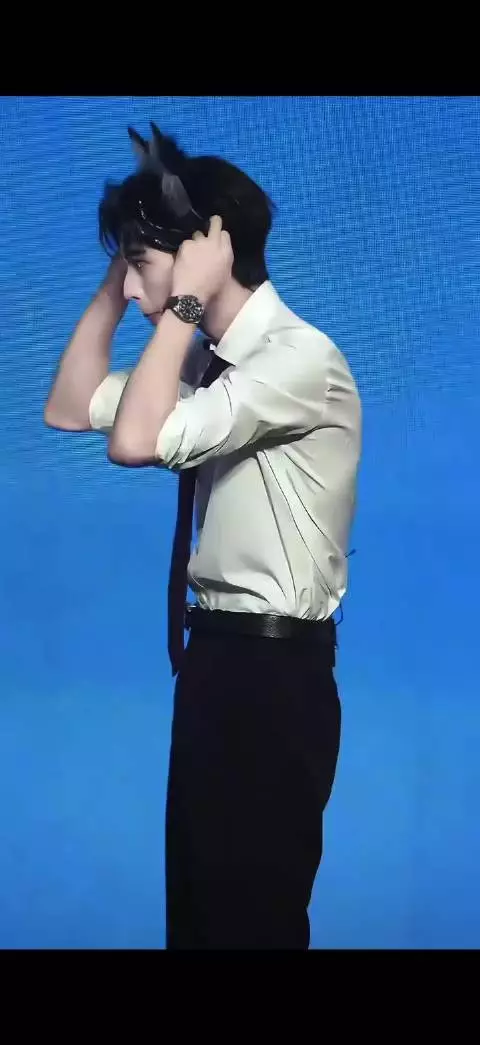 宋威龙公认的颜霸，深邃五官加好身材，完全是偶像剧男主走进现实！
