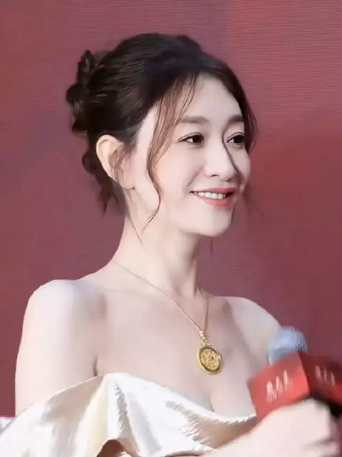 李小冉 肤白貌美