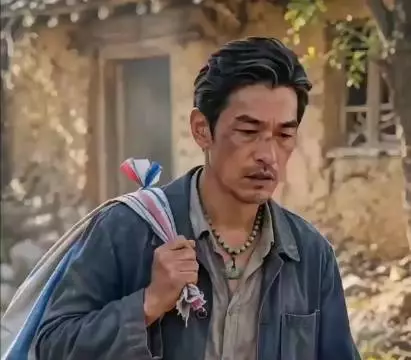 男子9月发现能透视树干看到虫子爬行