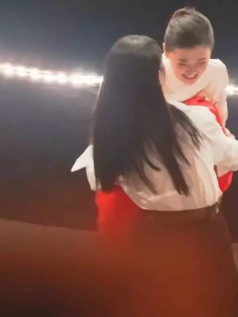 杨紫台下候场第一时间为梅婷老师送祝贺，盼接金鹰奖好运