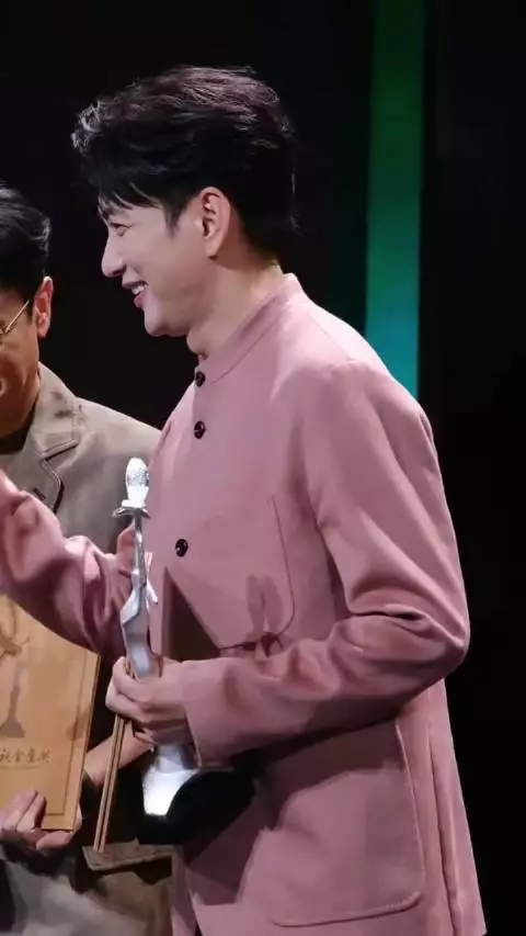 王仁君发言展现台词功底，无字幕亦清晰可辨