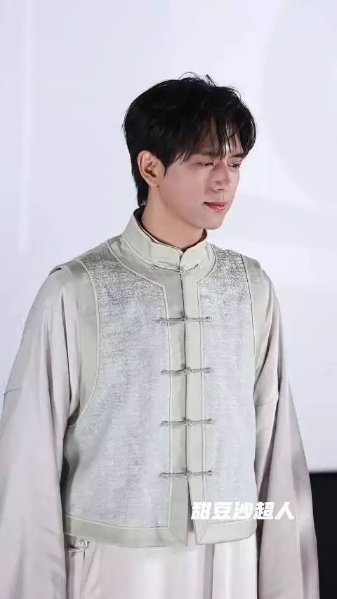 李现修长手指特写，手控粉丝有福了