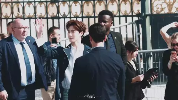 巴黎秀场采访来袭，李昀锐聊起本次宫廷风造型，笑称自己如同小王子…