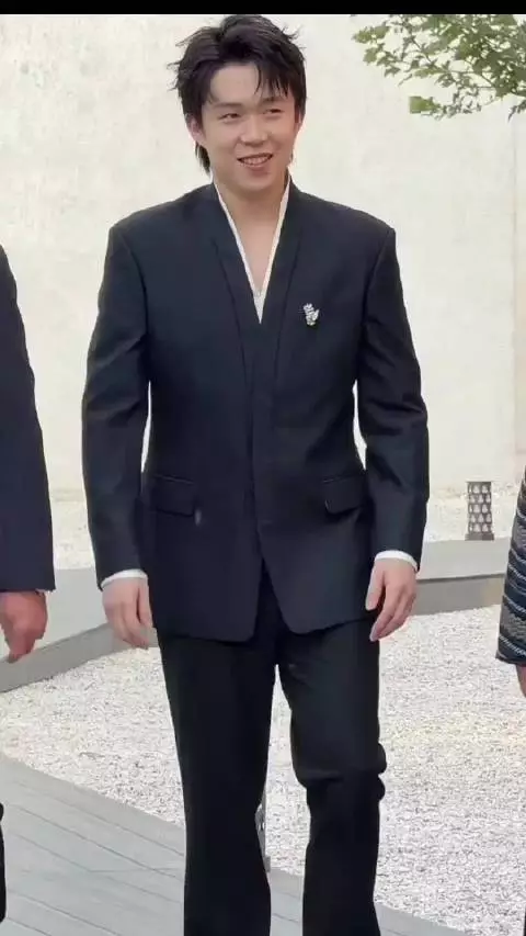 王楚钦任太平鸟全球代言人,地广霸屏街头