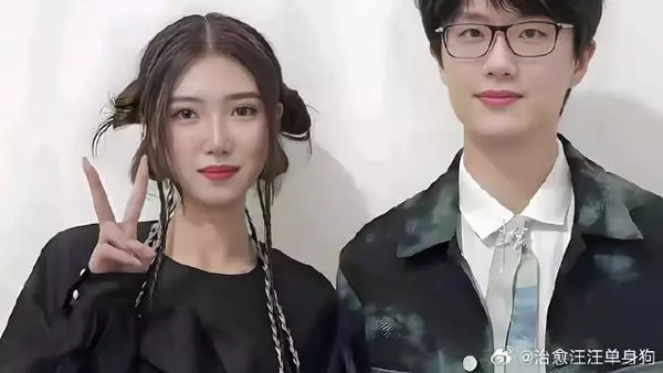曝许嵩疑似结婚！对方是小14岁知名主持人，不久前刚参演星爷电影