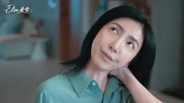 她只是无意间抬起头,竟发现吊灯上粘着一颗针孔摄像头
