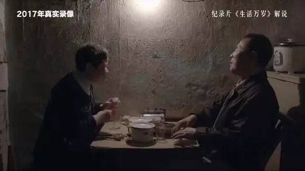 黑暗的世界里，男人就像是她的唯一天使