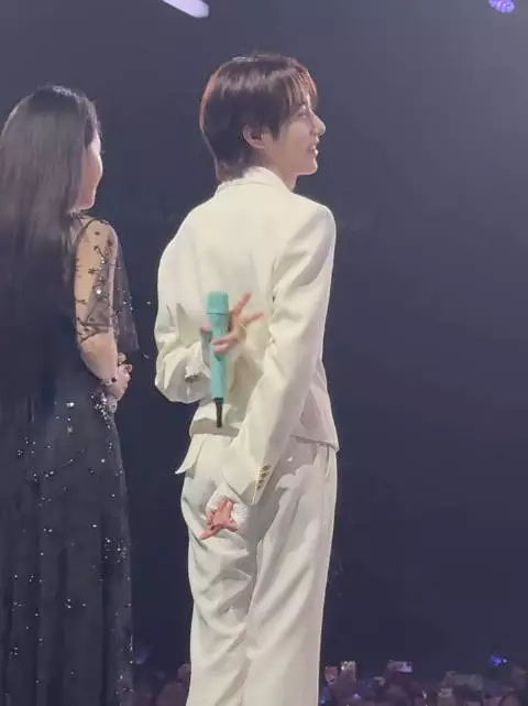 和过去的瞬间重叠起来…从来就没有改变过呀 cr. ayyds