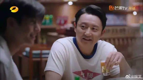 凌霄回家吃火锅，子秋在外偷看，竟然被服务员发现