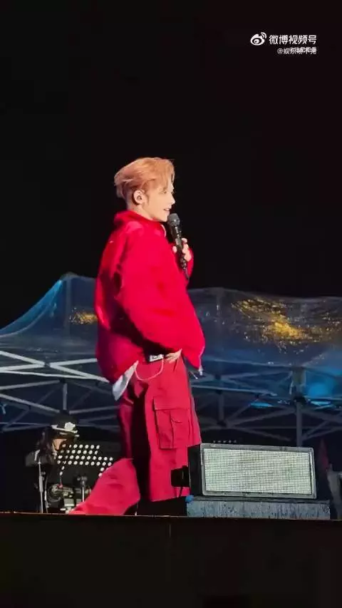 南通紫琅荔枝音乐节现场,侯明昊雨雾搭配热烈红衣,深情演唱氛围感爆棚…