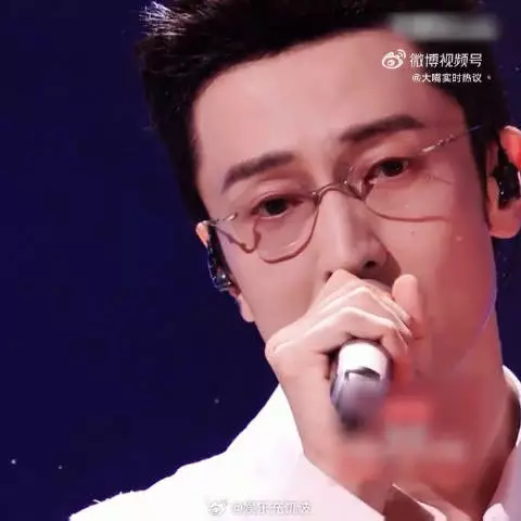 月光闪夯舞台封神，王传君的对白，每一个停顿都充满戏