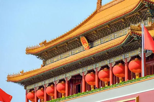 每逢重要节日，天安门城楼为啥总会悬挂8盏大红灯笼？