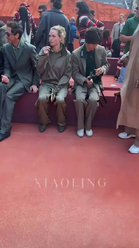 哇趣越近越帅
