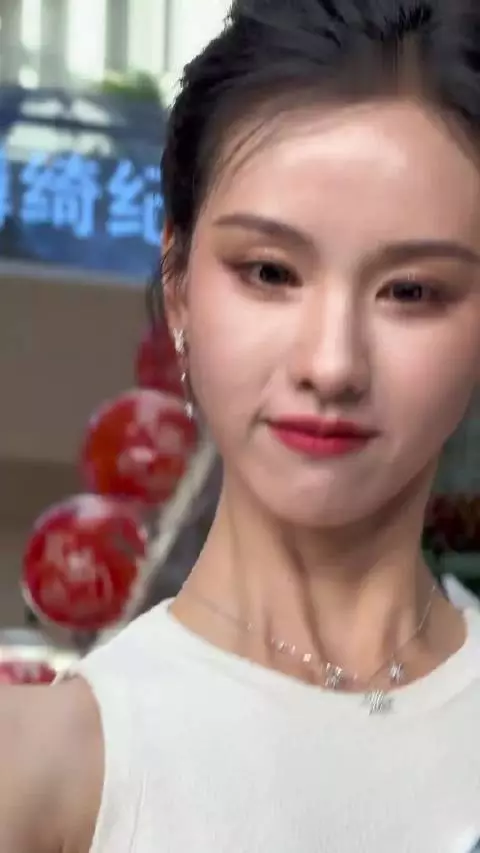 陈都灵头骨小巧，鞠婧祎磨皮脸精致，同框对比显差异