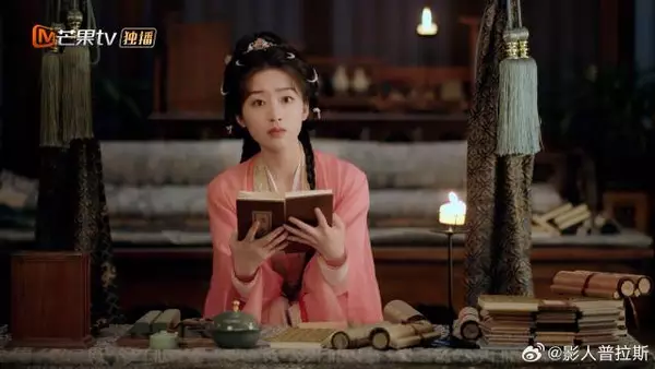 夫人深夜挑灯夜读 阁领疑惑发问，原来是为考取官名