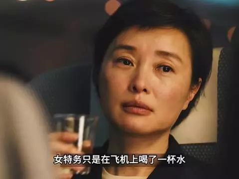 女特务只是喝了一杯水，不料下一秒就在安静中死掉了