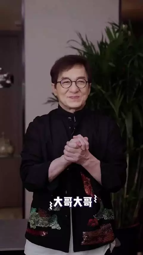 成龙大哥用歌声祝福祖国 祝祖国生日快乐，祝你们国庆快乐！