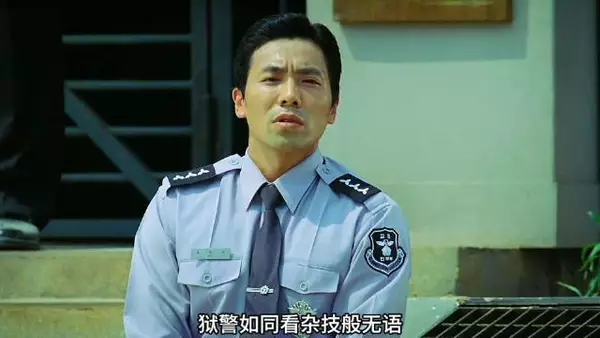 犯人每天撞击牢房城墙，没想到真的被撞垮了！