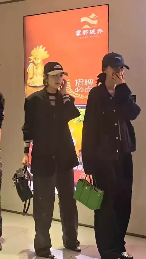 周翊然机场遭私生围堵，现场人数超预期