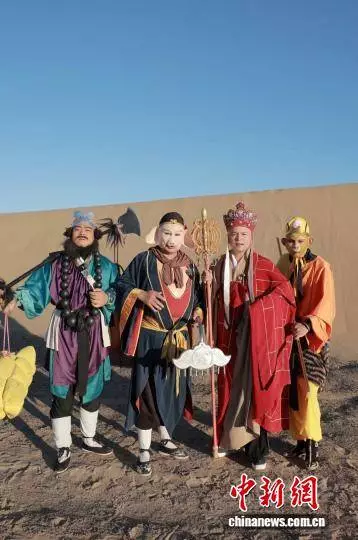 9月17日，主创团队在额济纳旗留影。(受访者供图)