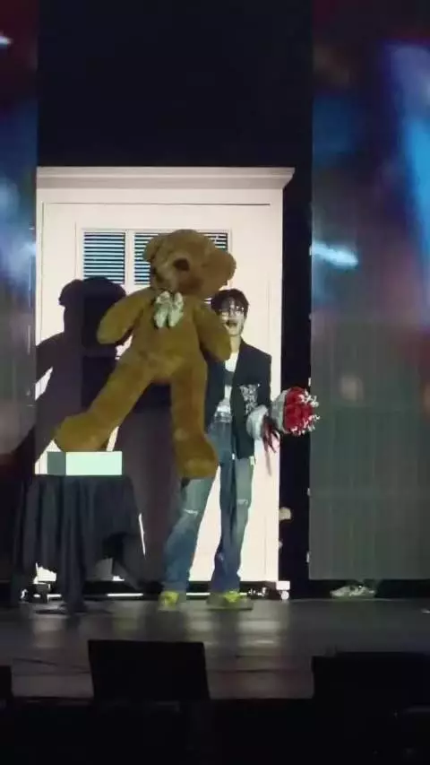 救命！钱锟今晚演唱会变魔术直接把我硬控一分钟，小熊魔术师也太浪漫了吧